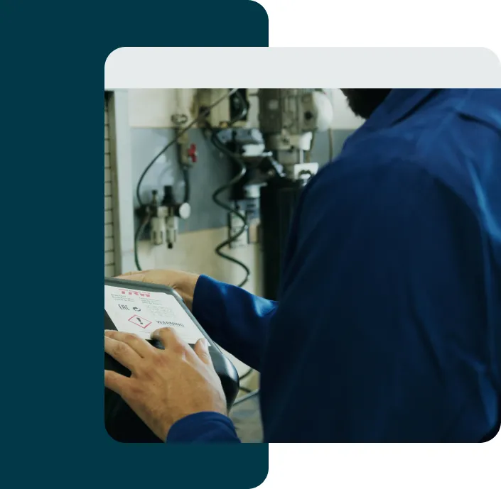 Formatrice en session de travail illustrant la dématérialisation des outils de formation et la gestion des compétences en entreprise.