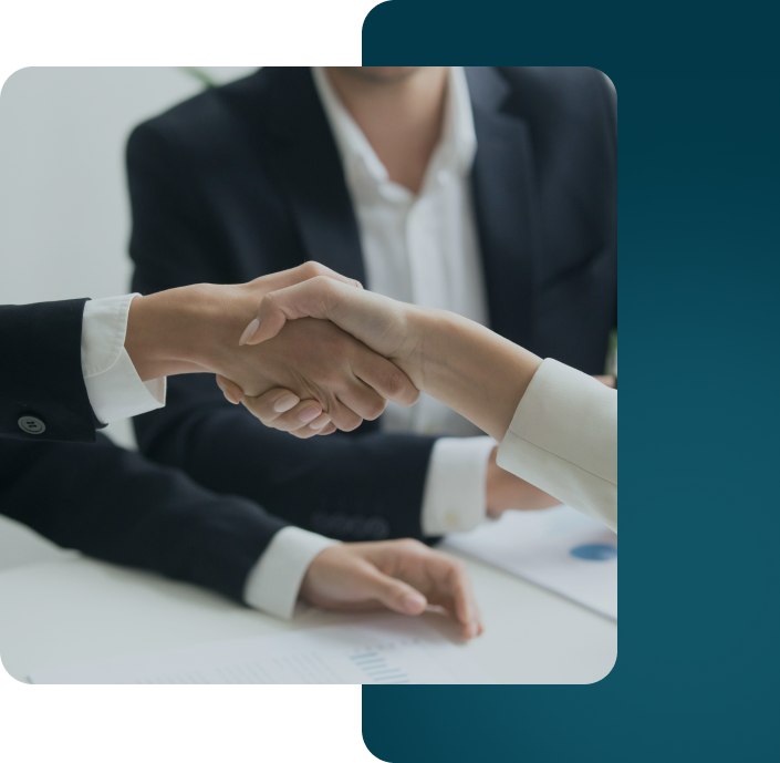 Poignée de main scellant une collaboration de proximité pour l'infogérance et la maintenance du système d'information.